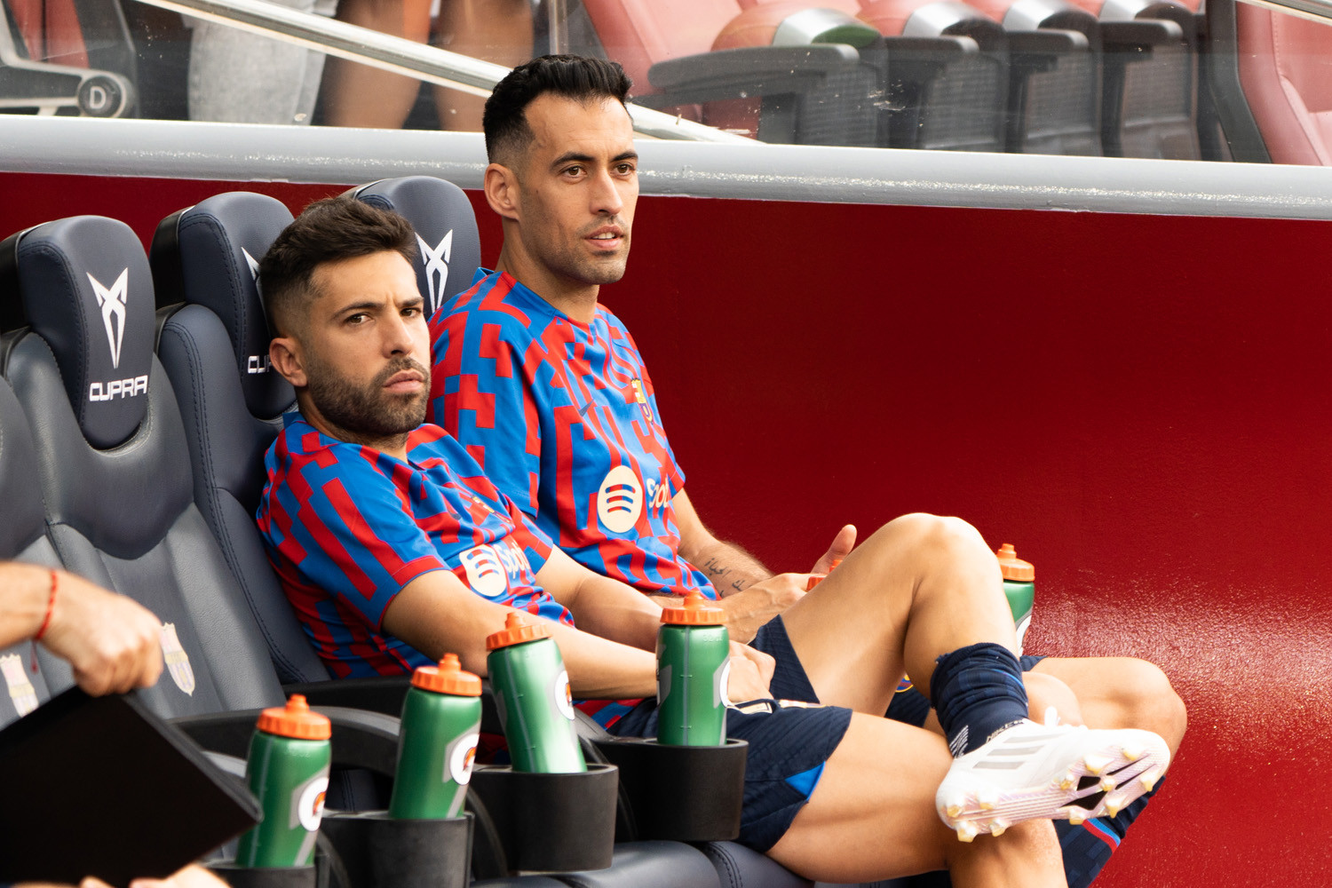 Sergio Busquets y Jordi Alba, en el banquillo del Camp Nou durante el Barça-Elche de Liga / LUIS MIGUEL AÑÓN (CG)