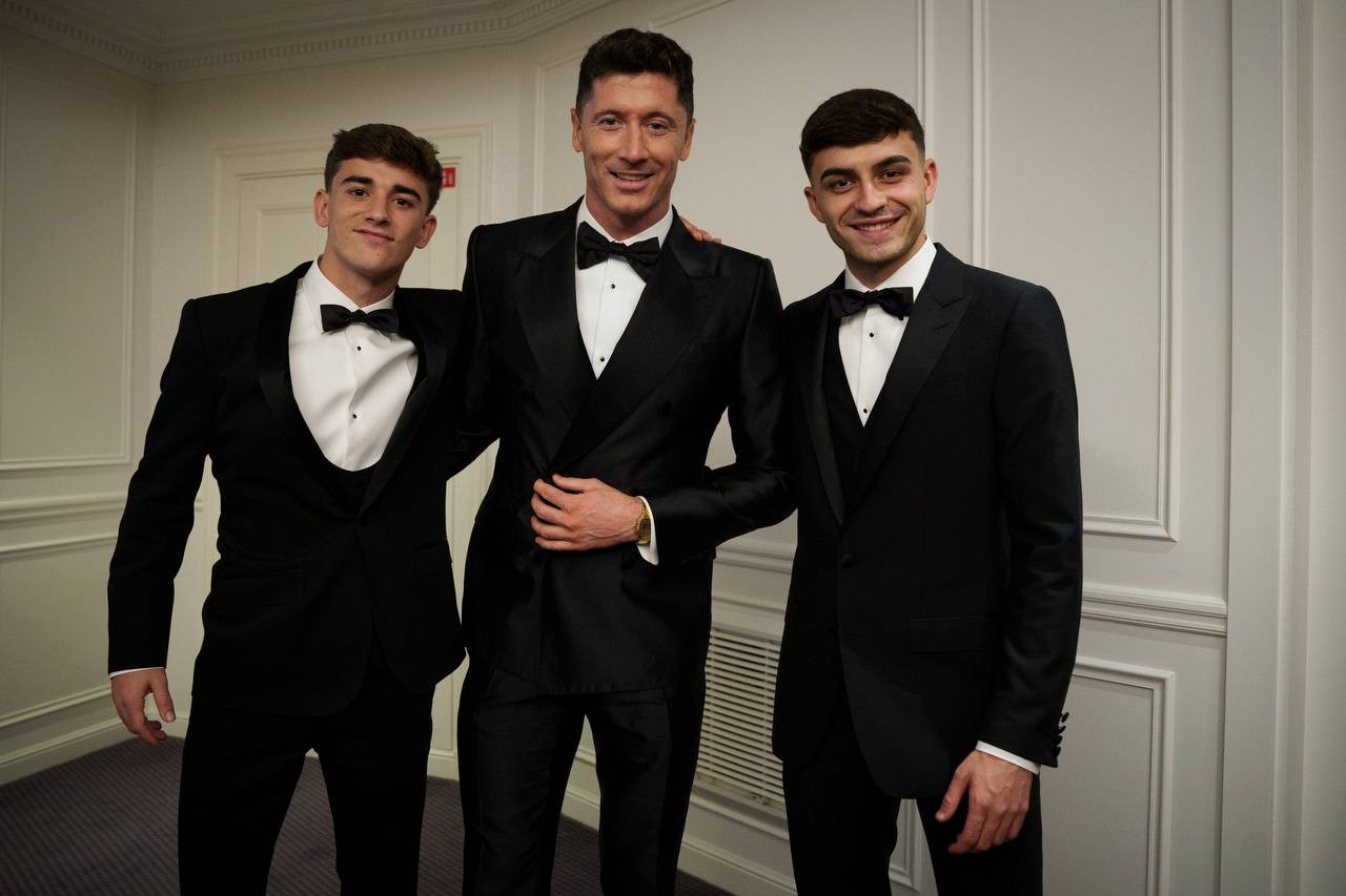 Gavi, Pedri y Lewandowski, posando antes de la gala del Balón de Oro / FCB