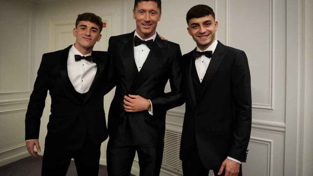 Gavi, Pedri y Lewandowski, posando antes de la gala del Balón de Oro / FCB