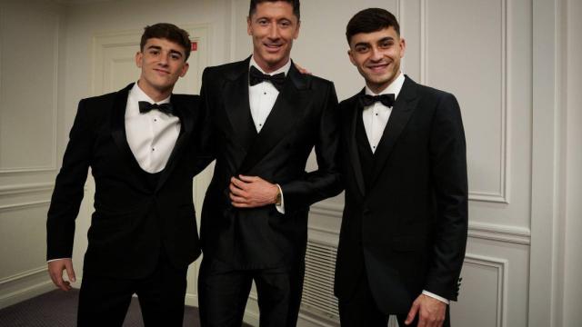 Gavi, Pedri y Lewandowski, posando antes de la gala del Balón de Oro / FCB