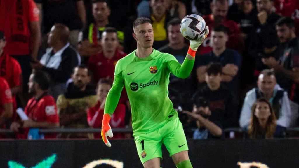 Ter Stegen, sujetando el esférico, durante la victoria del Barça en Son Moix / FCB