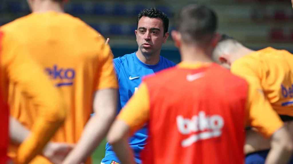 Xavi, dando indicaciones a sus jugadores, en un entrenamiento del Barça / FCB