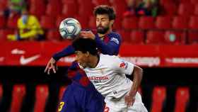 Jules Koundé gana un balón a Gerard Piqué en un Sevilla-Barça / AGENCIAS