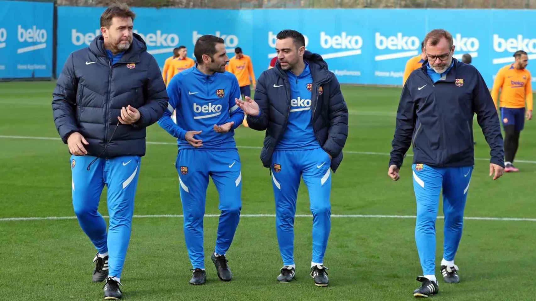 Xavi Hernández, junto a su cuerpo técnico, durante un entrenamiento del Barça / FCB