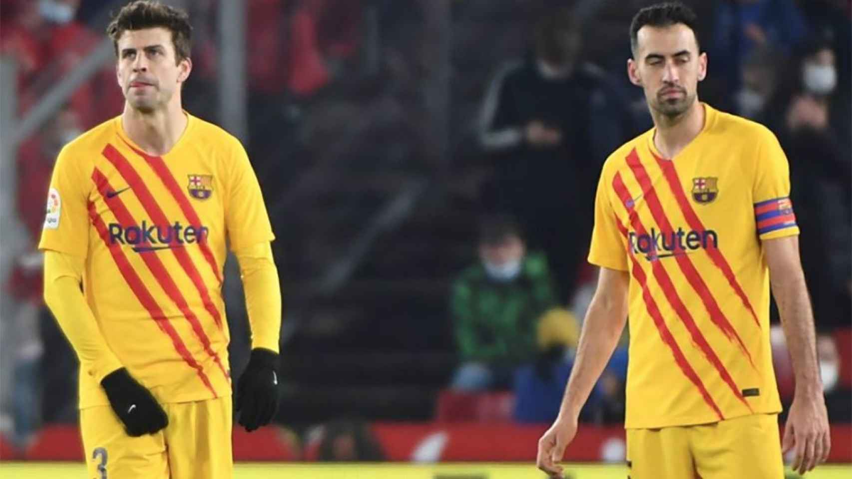 Gerard Piqué, sancionado por el Comité de Competición con un partido, y Sergio Busquets, lamentando un gol encajado ante el Espanyol / EFE