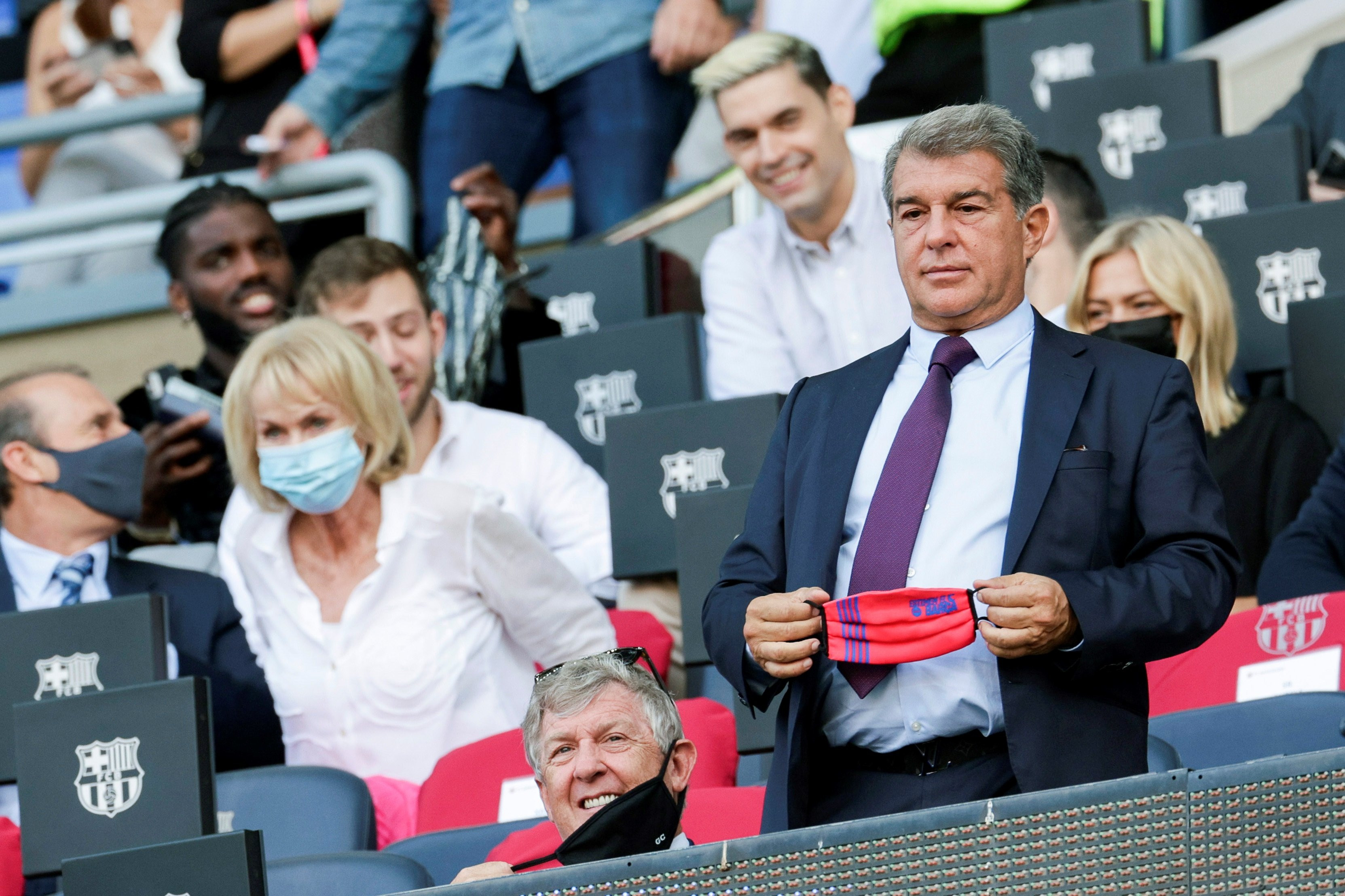 Joan Laporta en el palco del Camp Nou contra el Levante / EFE