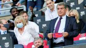 Joan Laporta en el palco del Camp Nou contra el Levante / EFE