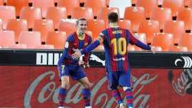 Messi y Griezmann celebran el gol del francés en Mestalla / EFE