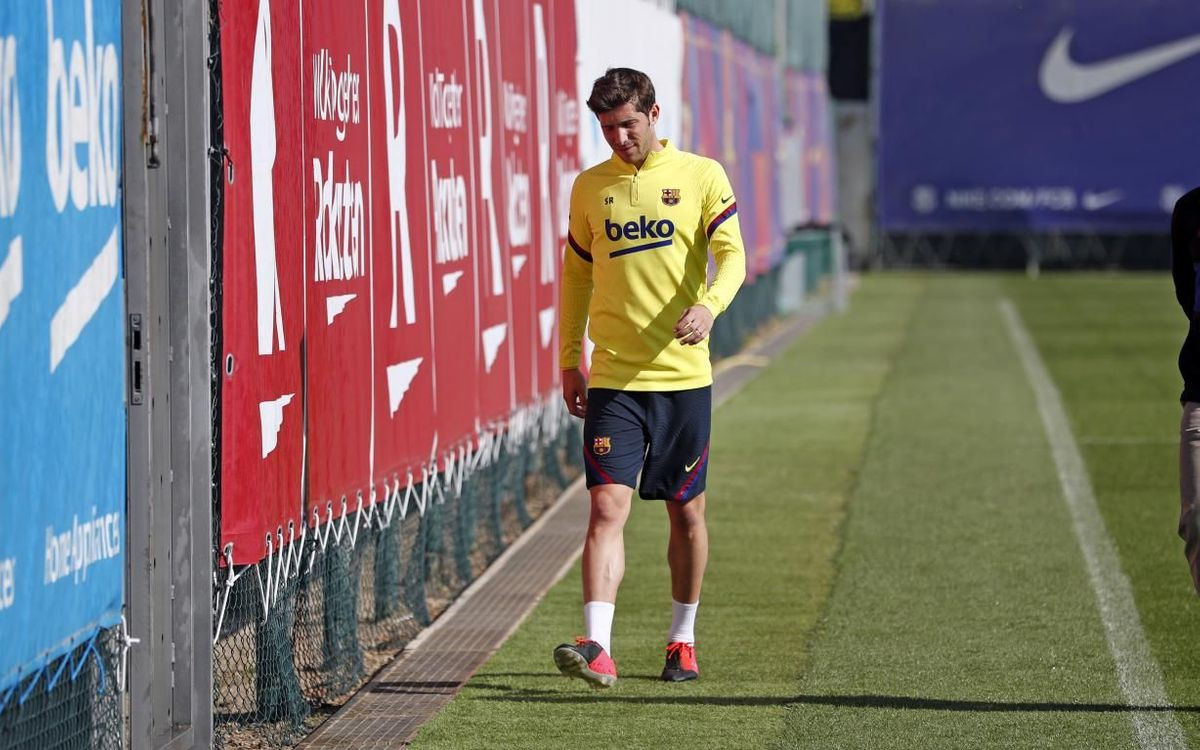 Sergi Roberto retirándose del entrenamiento por lesión / EFE