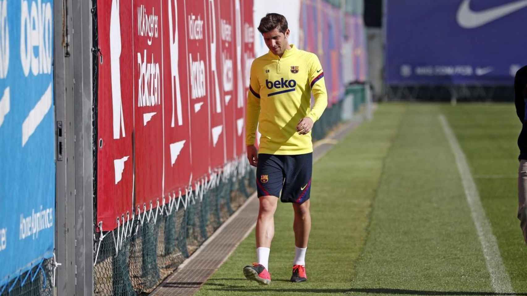 Sergi Roberto retirándose del entrenamiento por lesión / EFE