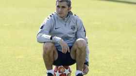 Una foto de Ernesto Valverde durante un entrenamiento el Barça / FCB