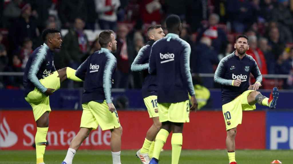 Los jugadores del Barça calentando en el Metropolitano / EFE