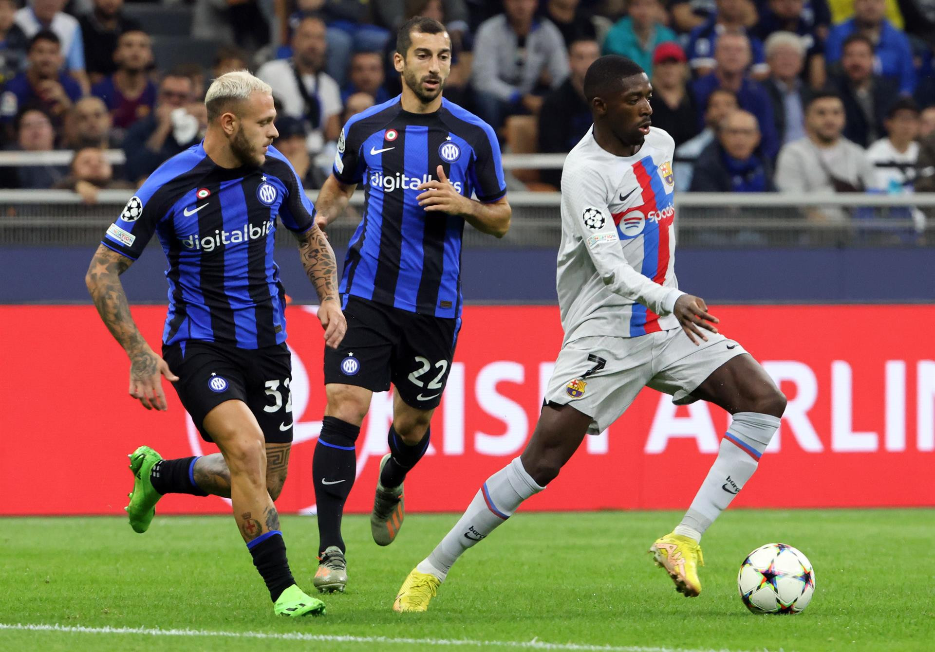 Dembelé intenta superar a dos defensas del Inter