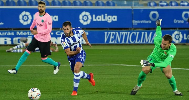 Luis Rioja aprovecha el error de Neto para adelantar al Alavés | EFE