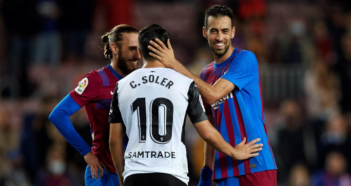 Busquets y Mingueza saludan a Carlos Soler en el Barça-Valencia / EFE