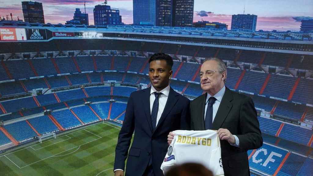 Rodrygo Goes con Florentino Pérez el día de su presentación / EFE