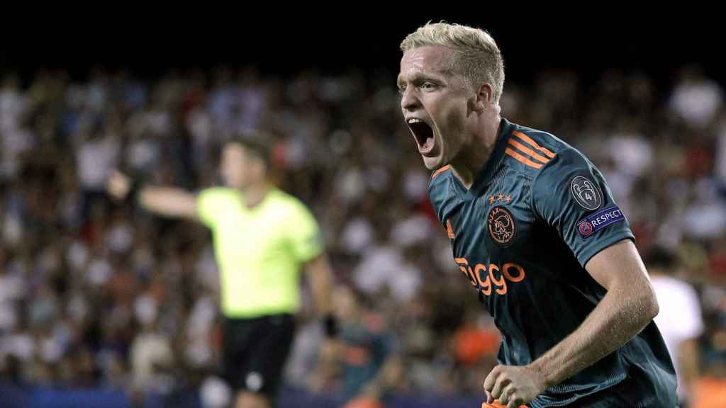 Una foto de Van de Beek celebrando su tanto al Valencia / EFE