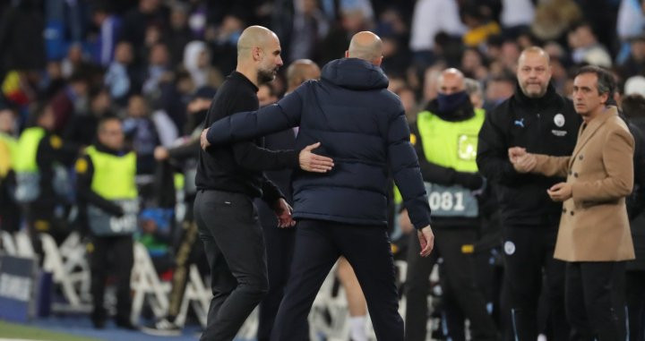 Pep Guardiola saludando a Zinedine Zidane en el Madrid-City / EFE