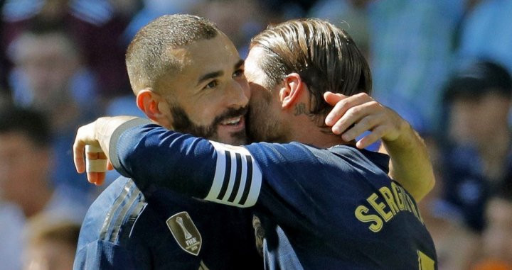 Benzema y Sergio Ramos celebran el primer gol del Real Madrid / EFE