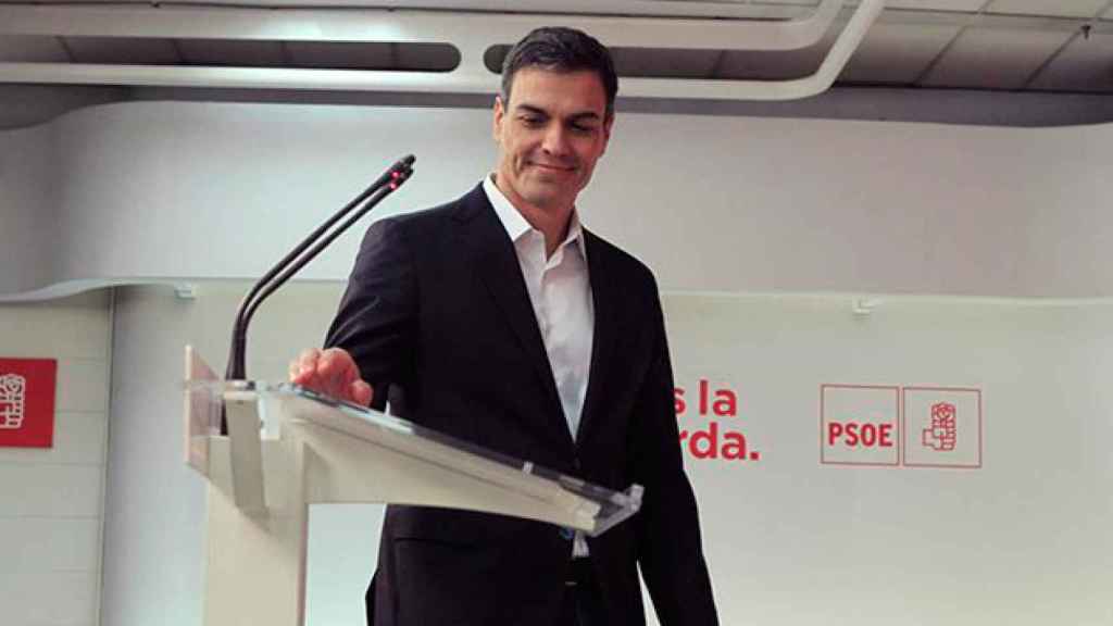 El secretario general del PSOE, Pedro Sánchez, durante la rueda de prensa que ofreció hoy en la que ha pedido al presidente del Gobierno, Mariano Rajoy, que piense en el interés de España y dimita por dignidad / EFE