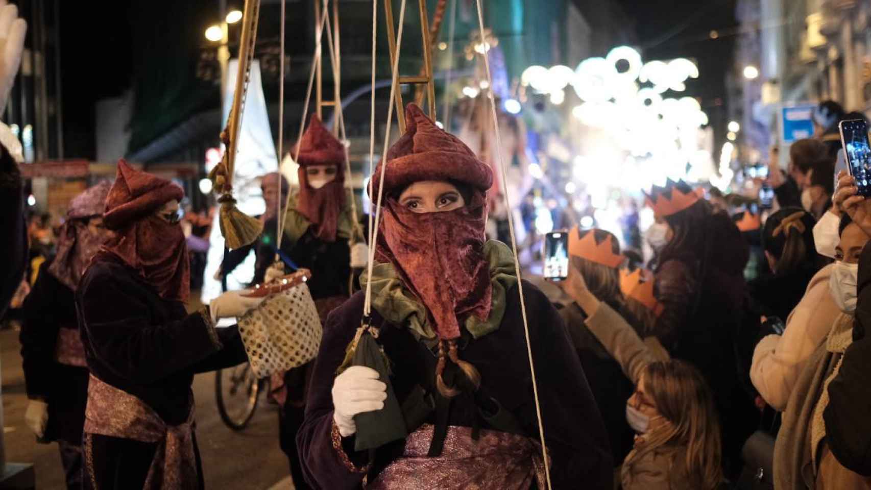 La cabalgata de los Reyes Magos a su paso por el centro de Barcelona / PABLO MIRANZO - CG