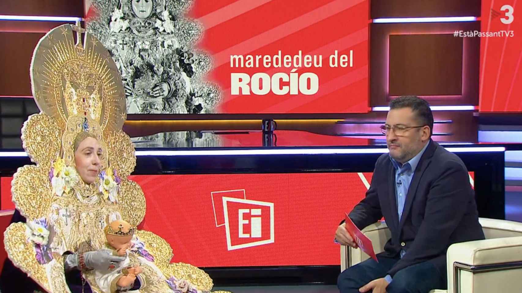 El humorista Toni Soler, con la falsa Virgen del Rocío en TV3 / CCMA