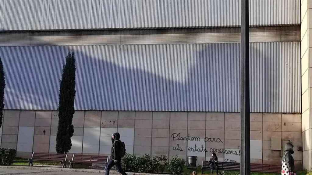 Una de las pintadas de Arran, que calienta motores antes de la cumbre hispano-francesa en Barcelona / CG