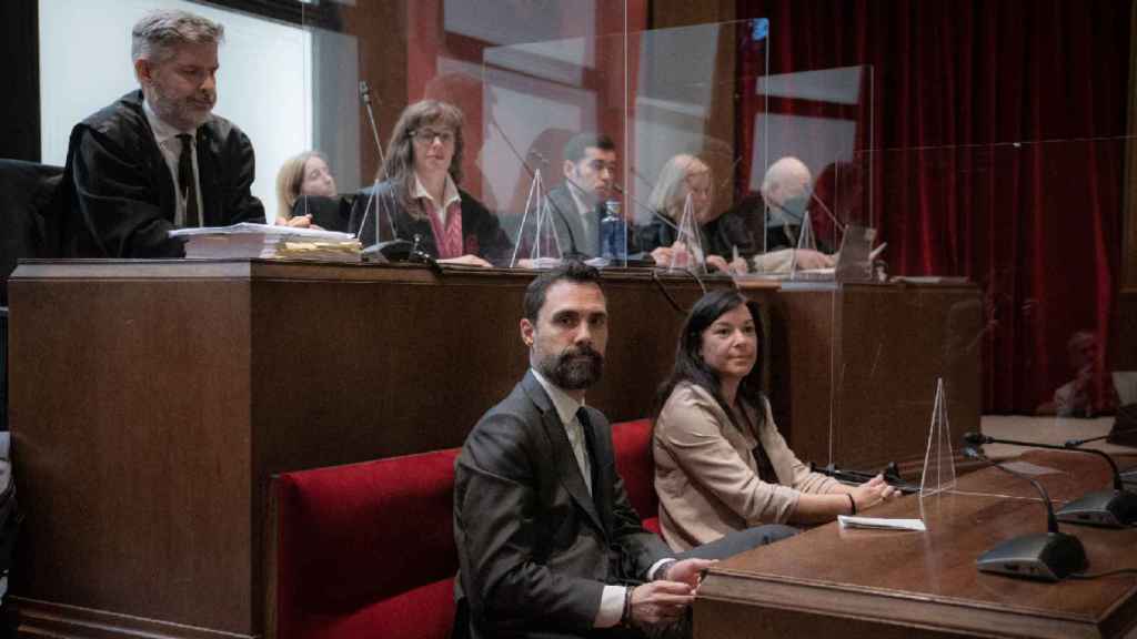 El expresidente del Parlament y 'conseller' de Empresa, Roger Torrent y la exsecretaria cuarta del Parlament Adriana Delgado, durante el juicio / DAVID ZORRAKINO - EUROPA PRESS