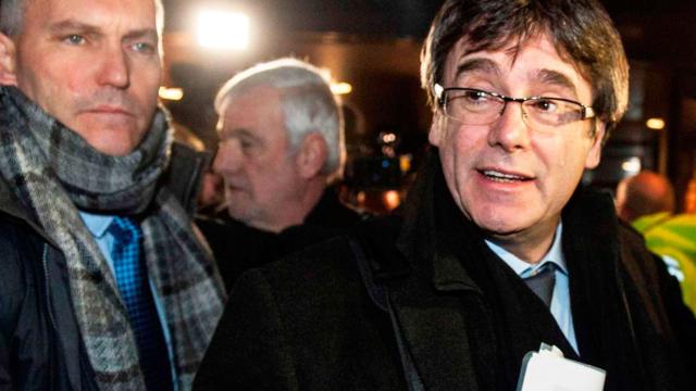 El 'expresident' catalán fugado, Carles Puigdemont (d), con un mosso que le escoltaba / CG