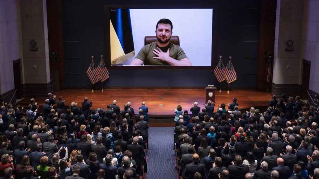 El presidente de Ucrania, Volodímir Zelensky, dirigiéndose desde Kiev al Congreso y al Senado de EEUU, al que pidió la ayuda de Occidente para frenar la invasión de su país por parte de Rusia / FOTO: EFE / EPA / SCOTT APPLEWHITE