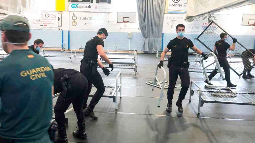 Imagen de la Guardia Civil montando el hospital de campaña de Sant Andreu de la Barca (Barcelona) / CG