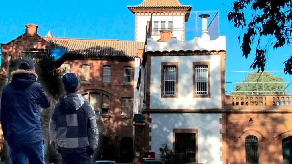 Dos mena entrando en la Fundació Sant Medir en Sant Cugat del Vallès (Barcelona) / FOTOMONTAJE DE CG