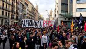 Miles de estudiantes protestan en Barcelona contra los recortes en las universidades junto a profesores, funcionarios y médicos / CG