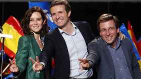 El presidente del Partido Popular Pablo Casado (c) y los candidatos del PP a la Comunidad de Madrid, Isabel Díaz Ayuso, y al Ayuntamiento, José Luis Martínez-Almeida, celebran los resultados electorales en la sede de los populares, en Madrid. Representant