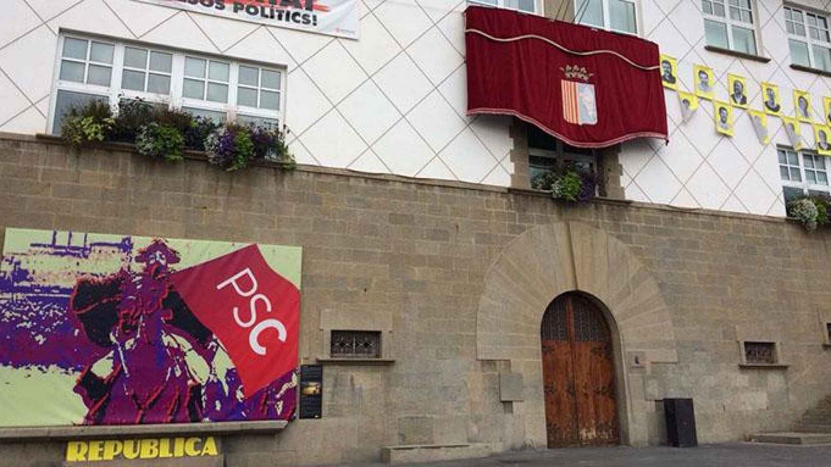 Ataques contra el PSC en el Ayuntamiento de Olot / CG