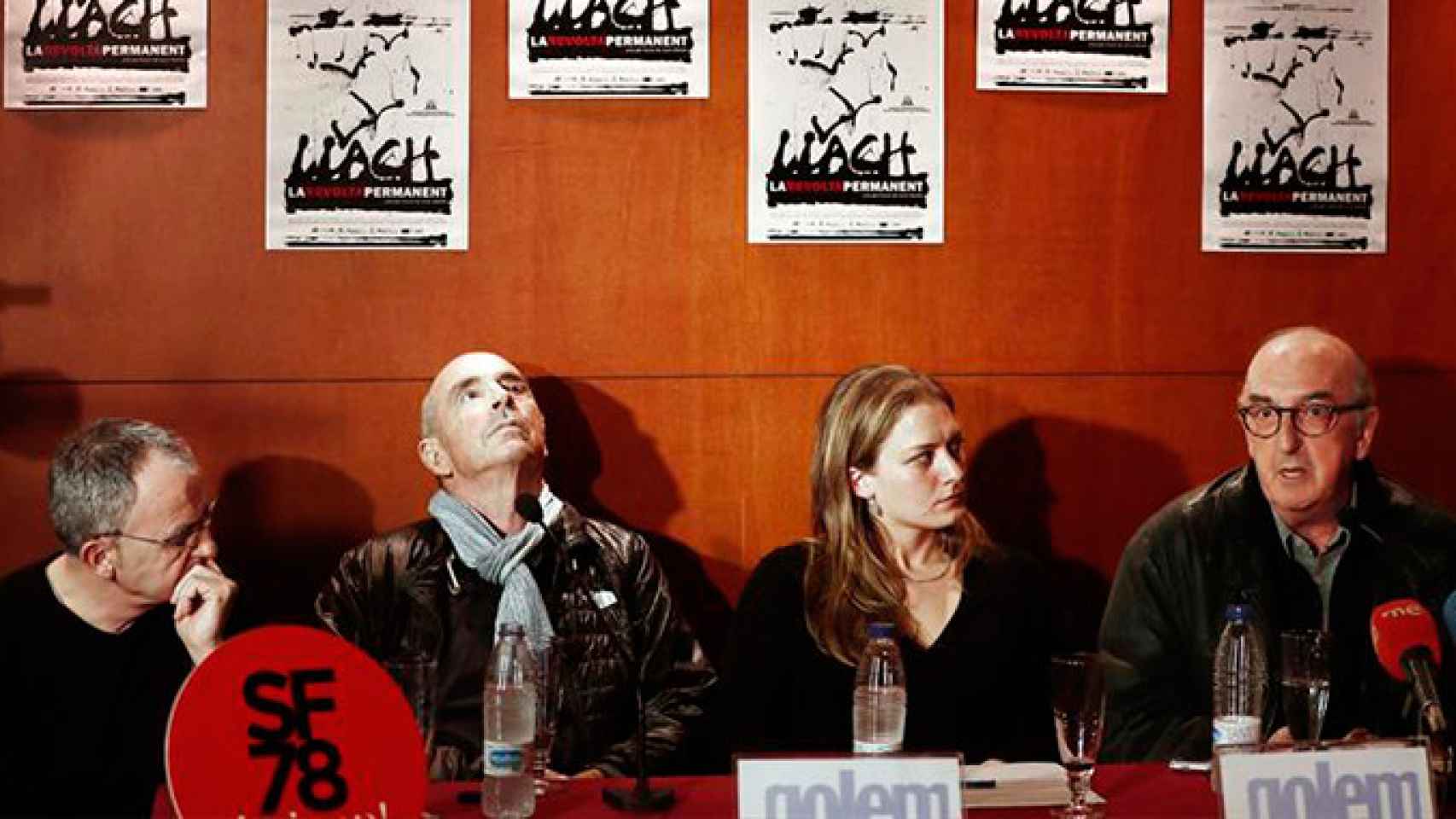 El cantautor y exdiputado de Junts pel Sí en el Parlamento de Cataluña Lluís Llach (2i) junto con el productor Jaume Roures (d) y el miembro de la asociación 3 de marzo de Vitoria, Andoni Txako (i) antes de la proyección de la película 'Revolta Permanent'