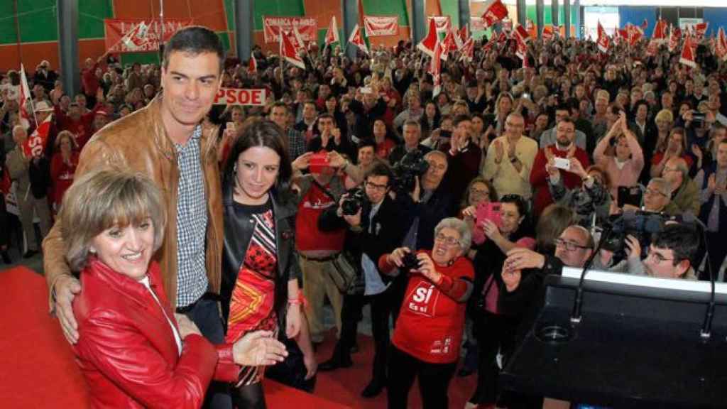 María Luisa Carcedo (i), con el secretario general del PSOE, Pedro Sànchez, y la vicesecretaria general del partido, Adriana Lastra, en un acto de las pasadas elecciones primarias en Gijón (Asturias) / EFE