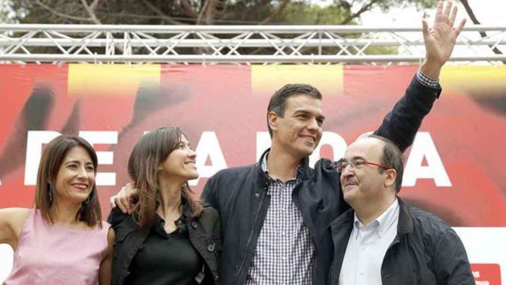 Pedro Sánchez (c) junto a Miquel Iceta (d) y Núria Parlón (i) en la Fiesta de la Rosa de Barcelona: los díscolos del PSC ponen en alerta al PSOE / EFE