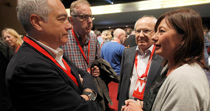 La presidenta de las Islas baleares, Francina Armengol, conversa con los ex secretarios generales del PSC, Pere Navarro (i), Raimón Obiols (2º i) y José Montilla (2 ºd), el congreso del PSC / EFE