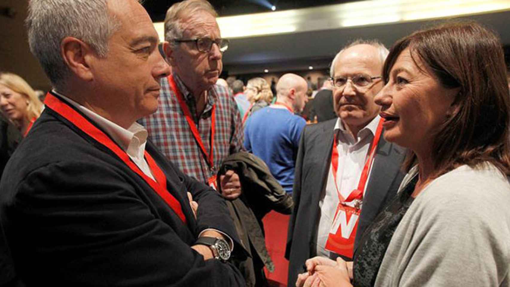 La presidenta de las Islas baleares, Francina Armengol, conversa con los ex secretarios generales del PSC, Pere Navarro (i), Raimón Obiols (2º i) y José Montilla (2 ºd), el congreso del PSC / EFE