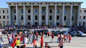 Cientos de turcos se manifiestan ante el Parlamento tras el golpe de Estado fallido.