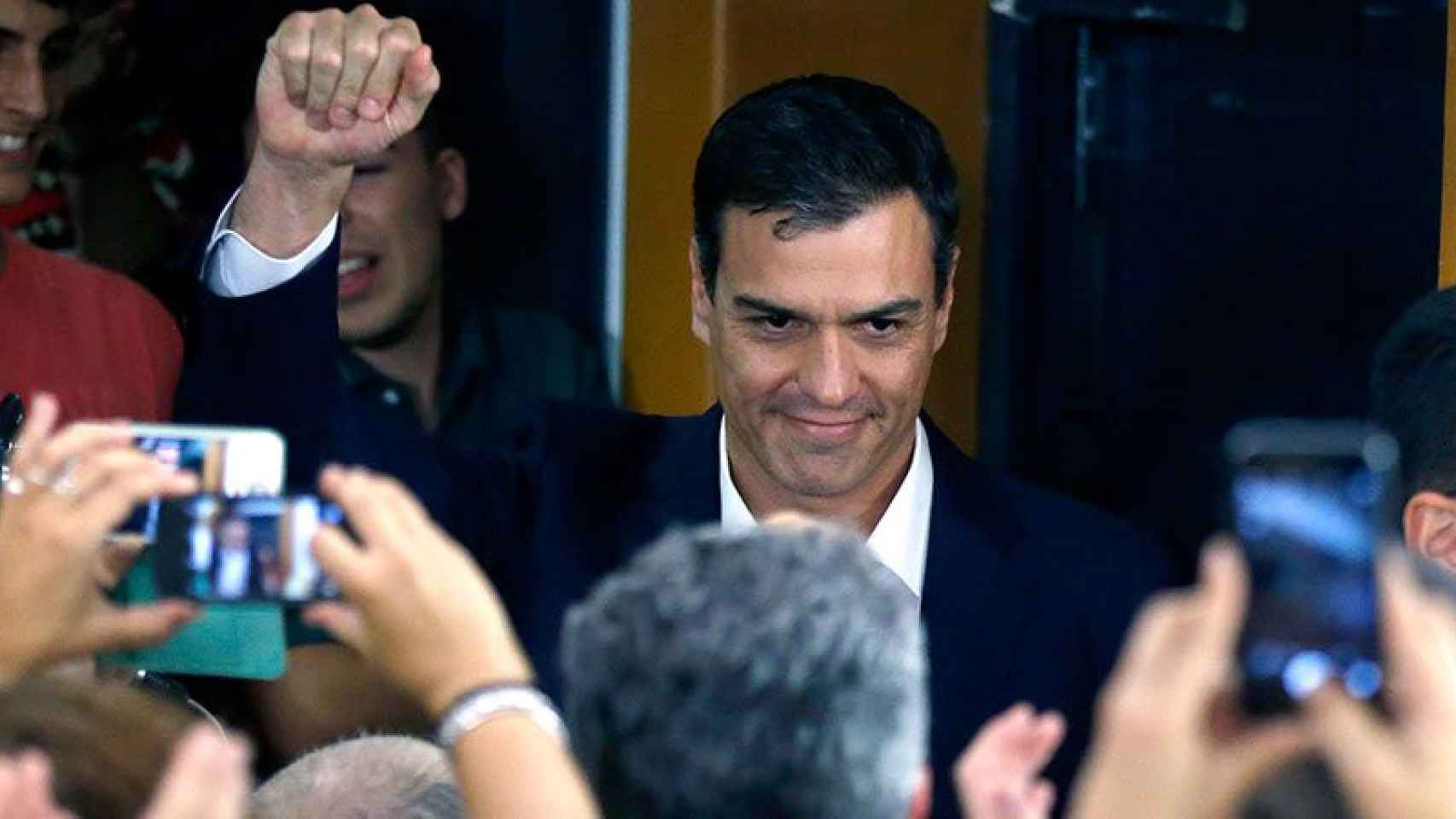 Pedro Sánchez celebra los resultados del 26J con los que ha conseguido romper la pinza a que el PP y Podemos habían sometido a su partido.