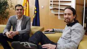 El secretario general del PSOE, Pedro Sánchez, y el líder de Podemos, Pablo Iglesias, en su encuentro en el Congreso