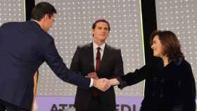 Pedro Sánchez saluda a Soraya Sáenz de Santamaria bajo la atenta mirada de Albert Rivera.