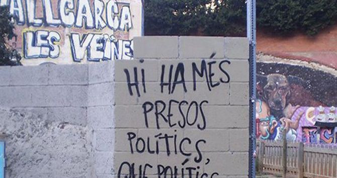 Una de las pintadas en defensa de la libertad de los presos políticos con las que se ha despertado Vallcarca / CG