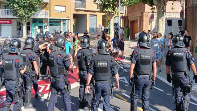 Los Mossos echan a los okupas de la antigua escuela Menéndez y Pelayo de Mataró / LA TEIXIDORA