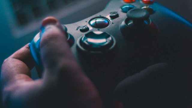 Un aficionado a los videojuegos sostiene el mando de una videoconsola / EP