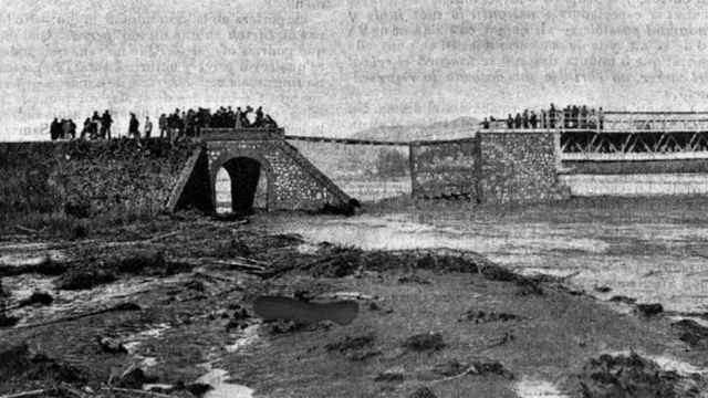 El puente del tranvía de Badalona, sobre el Besòs, roto por la crecida del río / 'LA ESQUELLA DE LA TORRATXA'