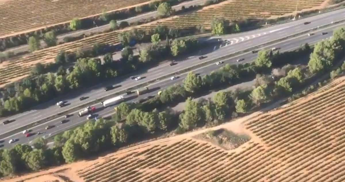 Colas en la AP7 por un accidente entre Vilafranca del Penedès y Sant Sadurní d'Anoia / TRÀNSIT