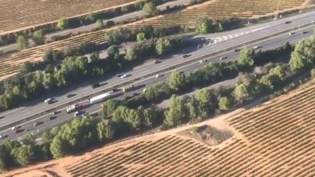 Colas en la AP7 por un accidente entre Vilafranca del Penedès y Sant Sadurní d'Anoia / TRÀNSIT